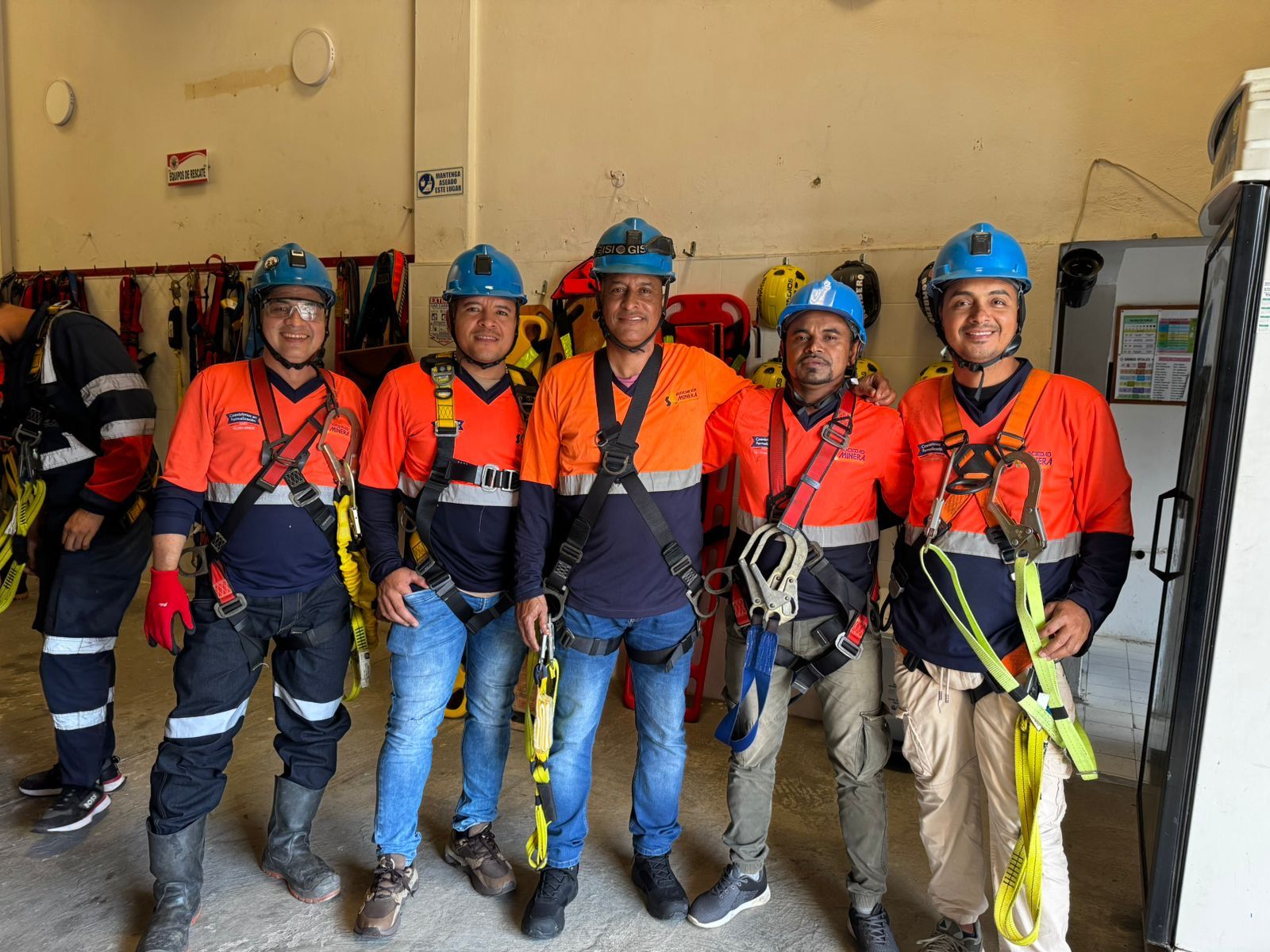 Minero junto a maquinaria de carga subterránea
