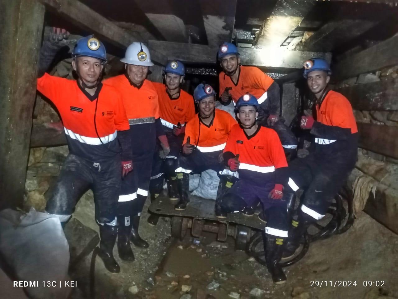 Equipo de mineros SK 3-7 en operación subterránea