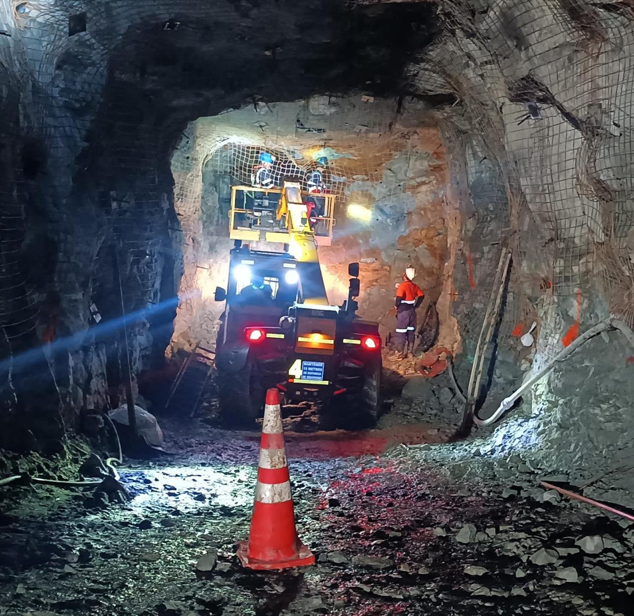 Maquinaria pesada dentro del túnel minero