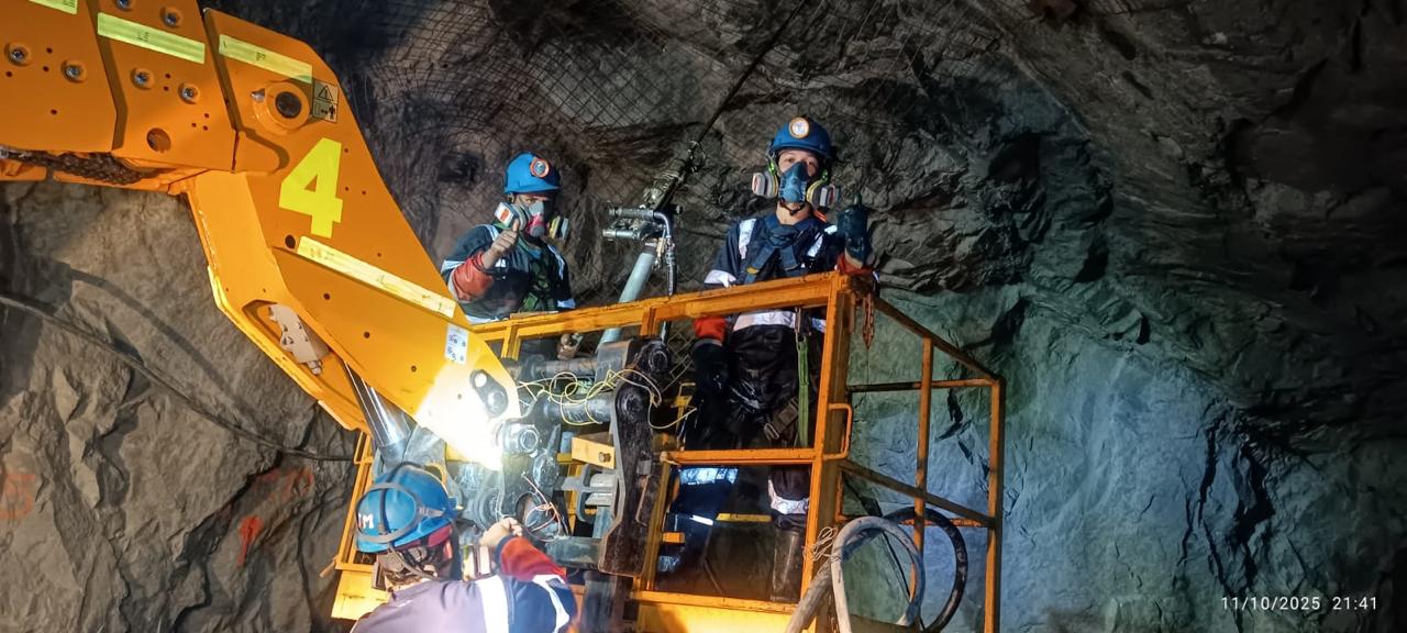Operación con plataforma elevadora en interior de mina