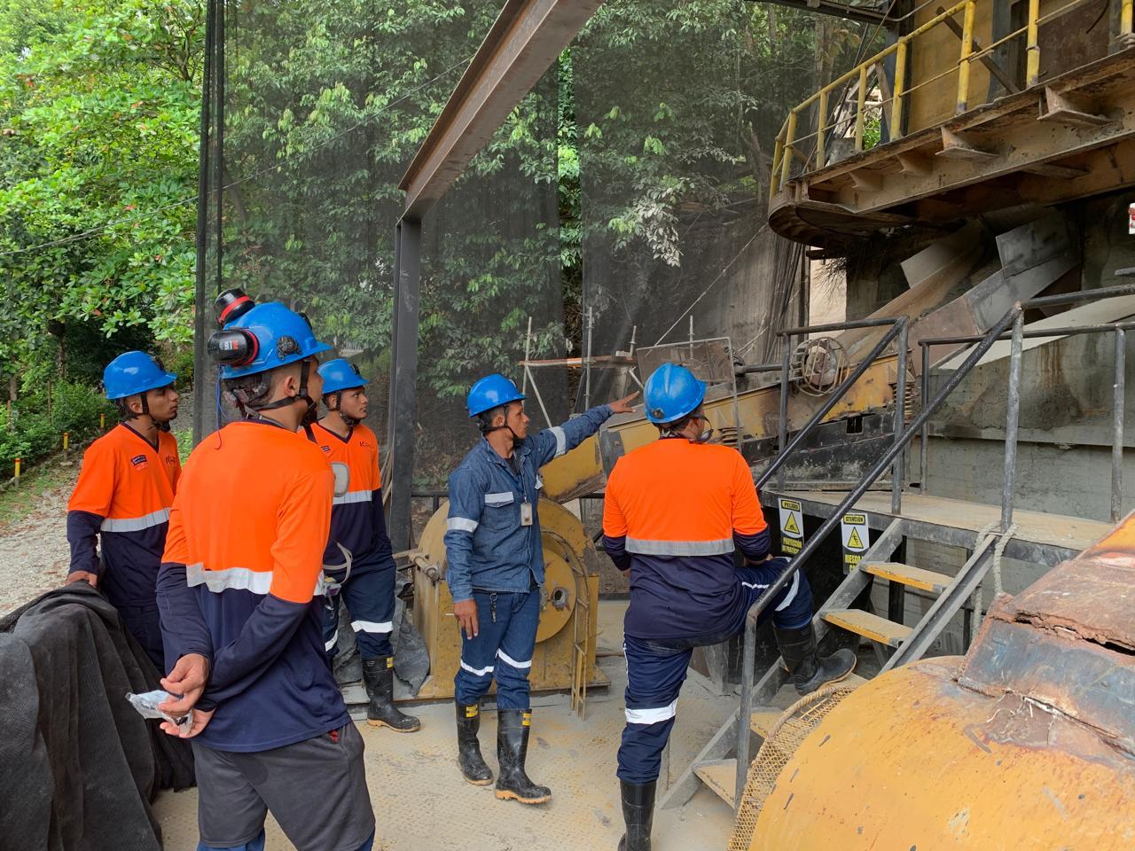 Equipo en planta de procesamiento exterior