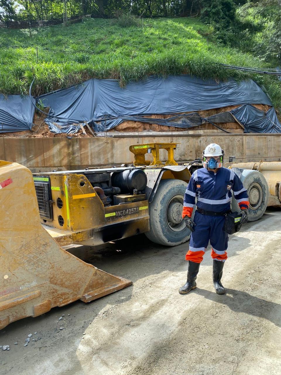 Trabajador junto a cargador CAT